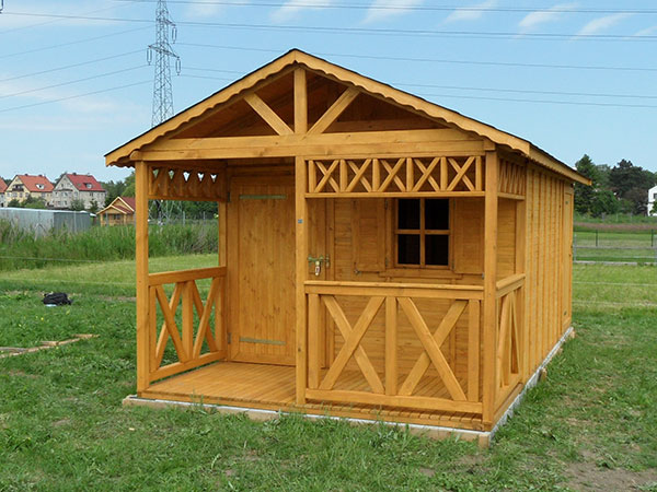 Drevený záhradný domček POĽANA – svetlé drevo na lúke
