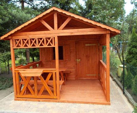 Drevený záhradný domček POĽANA – posedenie s lavicami na terase
