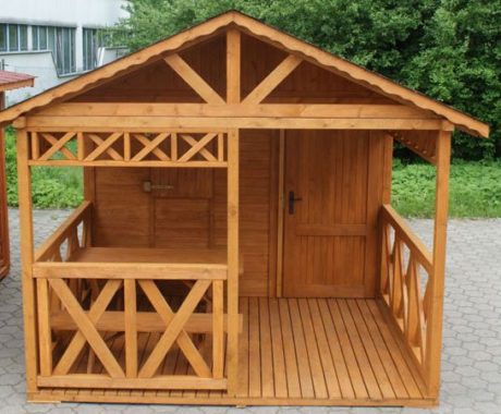 Drevený záhradný domček POĽANA – čelný pohľad s krížovým zábradlím