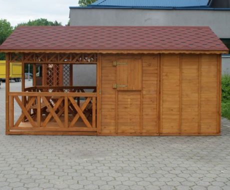 Drevený záhradný domček POĽANA – čelný pohľad s červenou strechou