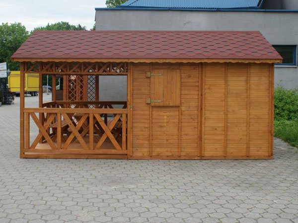 Drevený záhradný domček POĽANA – čelný pohľad s červenou strechou