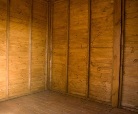 Drevený záhradný domček POĽANA – prázdny interiér s drevenými stenami