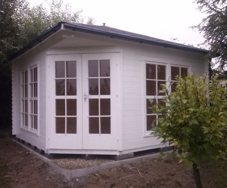 Drevený záhradný domček OSAKA III – biely domček na štrkovom základe