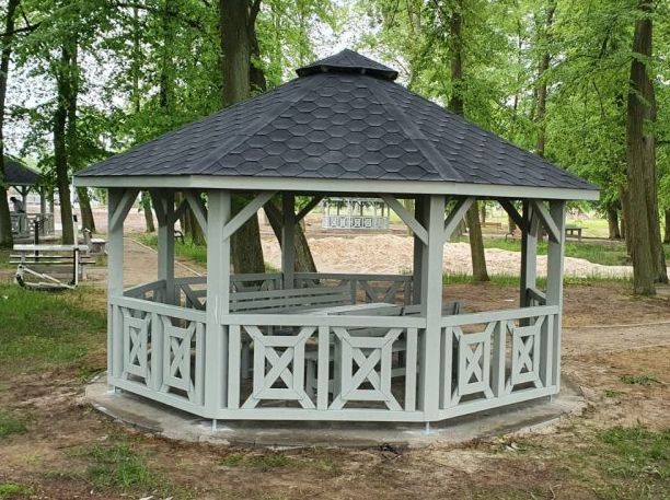 Drevený altánok KENTUCKY – sivé prevedenie v parku pod stromami