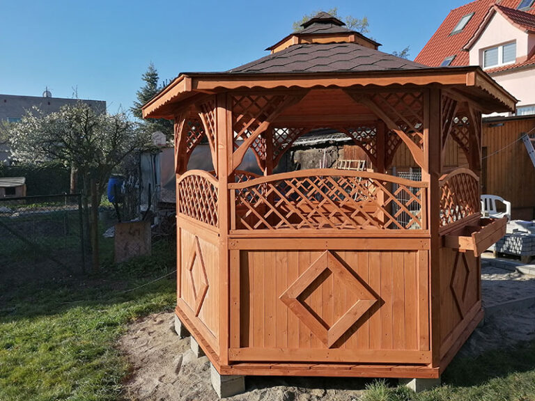 Drevený altánok BUFFALO – čelný pohľad s výrazným kosoštvorcom