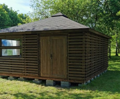 Drevený záhradný domček BRADLO – tmavý domček na lúke s dverami