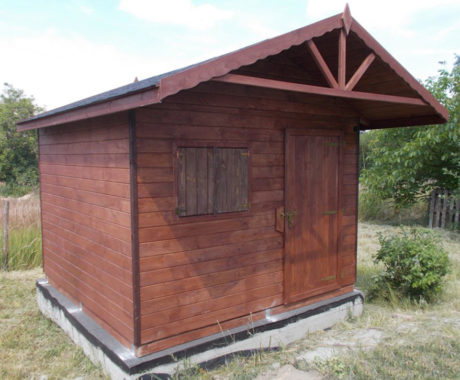 Drevený záhradný domček ĎUMBIER – mahagónový odtieň na betónovom základe