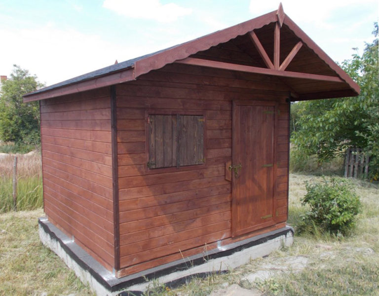 Drevený záhradný domček ĎUMBIER – mahagónový odtieň na betónovom základe