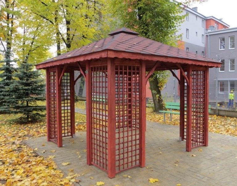 Drevený altánok TOLEDO – tmavočervený náter medzi jesenným lístím