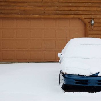 drevena garaz ako utocisko pre auto v zime