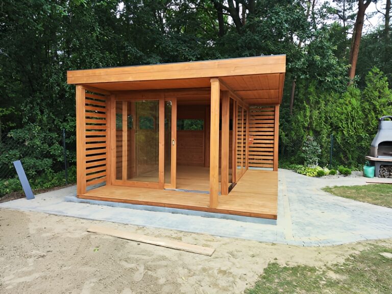 Drevený altánok UTAH II – rohový pohľad, murovaný gril v pozadí