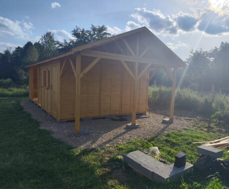 Drevený záhradný domček SALATIN – pohľad zozadu v protisvetle