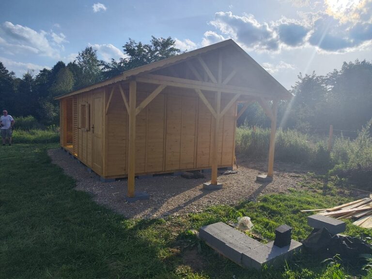 Drevený záhradný domček SALATIN – pohľad zozadu v protisvetle