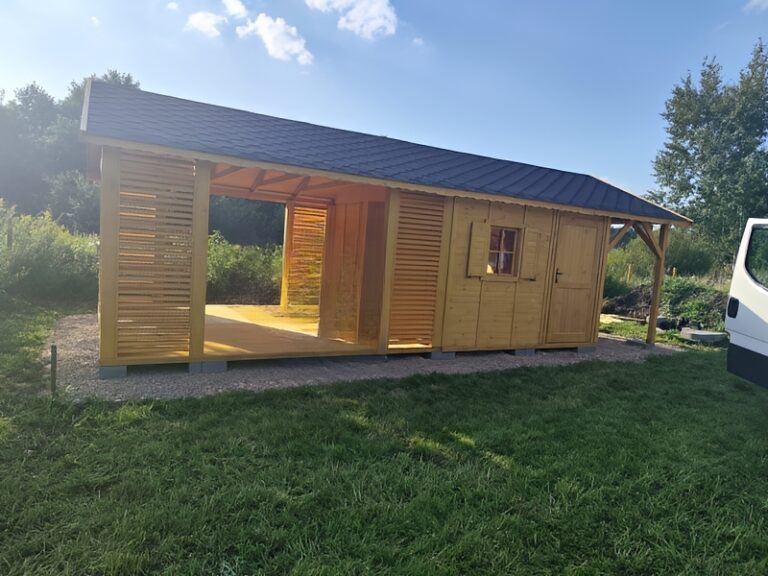 Drevený záhradný domček SALATIN – bočný pohľad na okno s okenicami