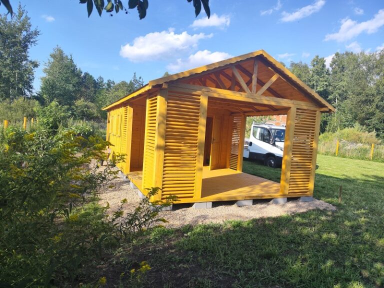 Drevený záhradný domček SALATIN – bočný pohľad na lamelové steny terasy
