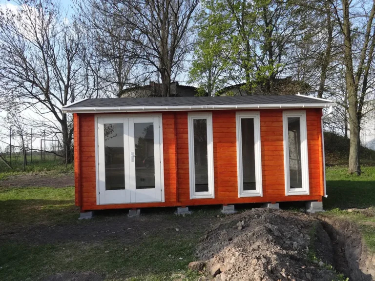 Drevený záhradný domček ANDORA – oranžový náter na betónových pätkách