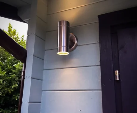 Drevený záhradný domček ANDORA – detail nástennej lampy na stene