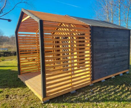 Drevený záhradný domček KRAS – presvetlená pergola pri jazere