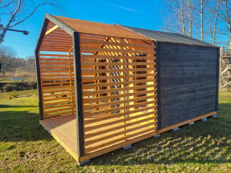 Drevený záhradný domček KRAS – presvetlená pergola pri jazere