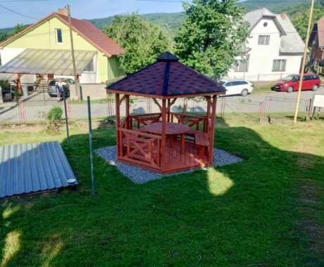 Drevený altánok KENTUCKY – celkový pohľad zo svahu záhrady