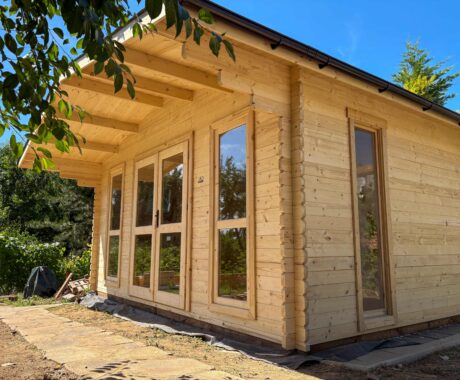Drevený záhradný domček MARBELLA – detail presahu strechy s krokvami
