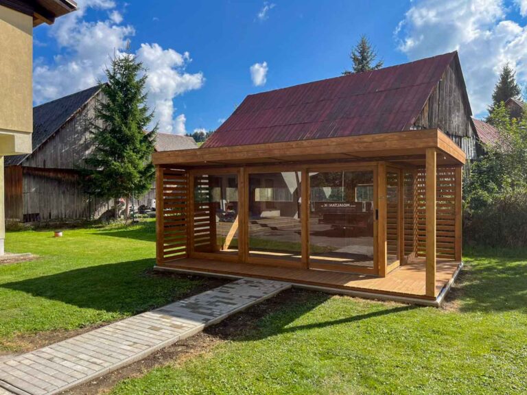 Drevený altánok UTAH II – čelný pohľad s chodníkom v popredí