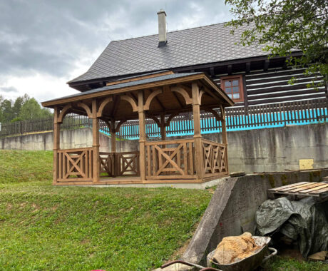 Drevený altánok NEBRASKA – pohľad zo záhrady pri zrubovom dome