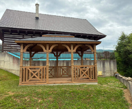 Drevený altánok NEBRASKA – čelný pohľad pod zrubovou chatou